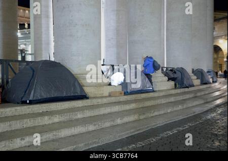 10 dicembre 2023, città del Vaticano, Stato della città del Vaticano: I senzatetto e i poveri che hanno allestito tende sotto il colonnato di Piazza San Pietro Bernini si preparano per la notte durante il periodo natalizio in città del Vaticano. (Immagine di credito: © Marcello Valeri/ZUMA Press Wire) Foto Stock