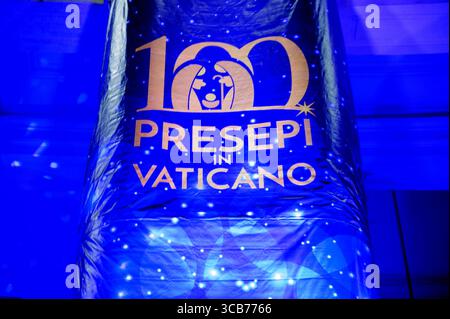 10 dicembre 2023, città del Vaticano, Stato della città del Vaticano: Lo striscione della mostra "100 presepi in Vaticano" in Piazza San Pietro durante il periodo natalizio nella città del Vaticano. (Immagine di credito: © Marcello Valeri/ZUMA Press Wire) Foto Stock