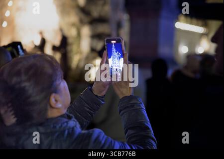 10 dicembre 2023, città del Vaticano, Stato della città del Vaticano: Un turista fotografa l'albero di Natale del Vaticano in Piazza San Pietro con il suo cellulare durante il periodo natalizio nella città del Vaticano. (Immagine di credito: © Marcello Valeri/ZUMA Press Wire) Foto Stock