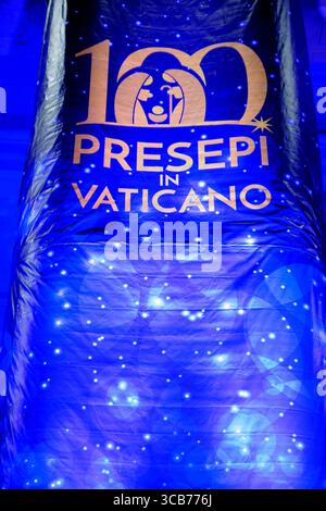 10 dicembre 2023, città del Vaticano, Stato della città del Vaticano: Lo striscione della mostra "100 presepi in Vaticano" in Piazza San Pietro durante il periodo natalizio nella città del Vaticano. (Immagine di credito: © Marcello Valeri/ZUMA Press Wire) Foto Stock