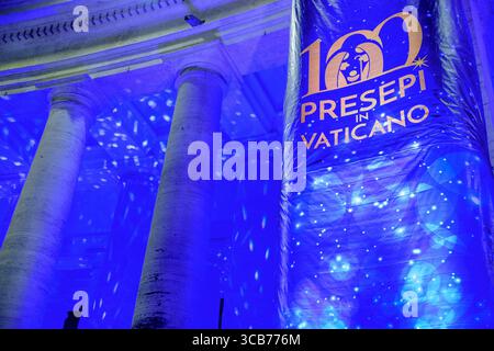 10 dicembre 2023, città del Vaticano, Stato della città del Vaticano: Lo striscione della mostra "100 presepi in Vaticano" in Piazza San Pietro durante il periodo natalizio nella città del Vaticano. (Immagine di credito: © Marcello Valeri/ZUMA Press Wire) Foto Stock