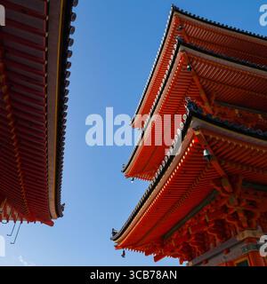 Kiyomizu-dera Koyasunoto Pagoda a tre piani presso il tempio buddista Kiyomizu-dera con vivaci dettagli rossi in contrasto con un cielo azzurro, Kyoto, Giappone Foto Stock