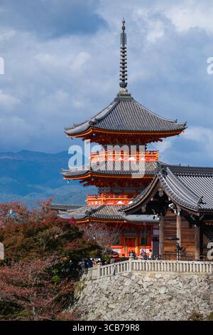 Kiyomizu-dera Koyasunoto pagoda a tre piani in cima a una collina con vibranti fogliame autunnale, montagne e un ambiente tranquillo, Kyoto, Giappone Foto Stock