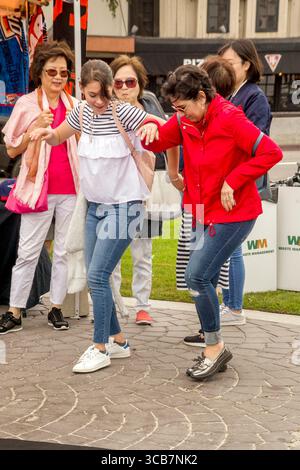 16 giugno 2018, Laguna Beach, California: Una mamma e una figlia ballano con la musica di Cole Porter in un festival musicale all'aperto a Laguna Beach, CA. (Credito immagine: © Spencer Grant/ZUMA Press Wire) Foto Stock