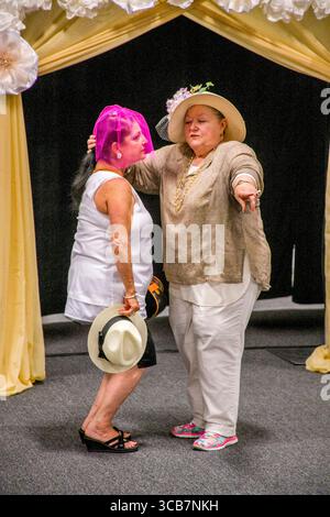 10 giugno 2018, Costa Mesa, California: Due donne anziane modella abiti da sposa tra cui un velo viola in una mostra nuziale a Costa Mesa, CA. (Credit Image: © Spencer Grant/ZUMA Press Wire) Foto Stock