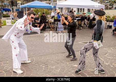 16 giugno 2018, Laguna Beach, California: Un imitatore di Elvis, un mimo in trucco bianco, e una donna asiatica americana ballano su ciottoli in un festival musicale all'aperto a Laguna Beach, CA. (Credit Image: © Spencer Grant/ZUMA Press Wire) Foto Stock