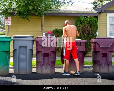 13 marzo 2018: Un determinato senzatetto ispanico cerca cibo e oggetti di valore in Santa Ana, CA. (Credit Image: © Spencer Grant/ZUMA Press Wire) Foto Stock