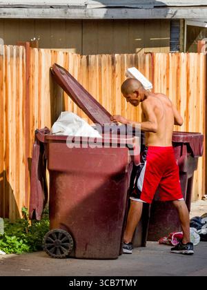 13 marzo 2018: Un determinato senzatetto ispanico cerca cibo e oggetti di valore in Santa Ana, CA. (Credit Image: © Spencer Grant/ZUMA Press Wire) Foto Stock