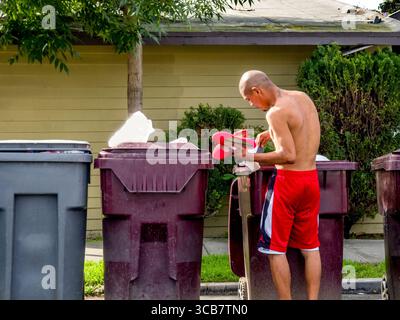 13 marzo 2018: Un determinato senzatetto ispanico cerca cibo e oggetti di valore in Santa Ana, CA. (Credit Image: © Spencer Grant/ZUMA Press Wire) Foto Stock