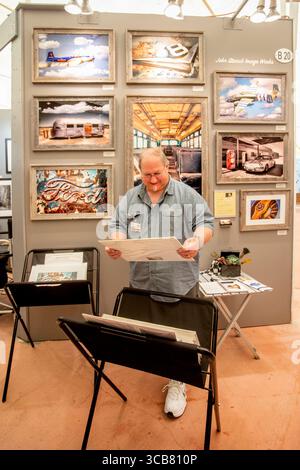 30 giugno 2018, Laguna Beach Beach, California: Un artista organizza una mostra delle sue stampe raffiguranti temi di trasporto e aviazione in una fiera d'arte a Laguna Beach, CA. (Credito immagine: © Spencer Grant/ZUMA Press Wire) Foto Stock