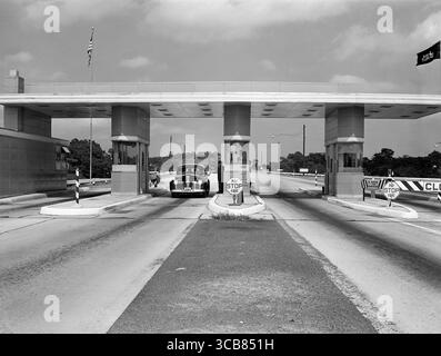 8 maggio 2023, Pennsylvania, Stati Uniti: Caselli, Pennsylvania Turnpike, Pennsylvania, Stati Uniti, Arthur Rothstein, U.S. Office of War Information, luglio 1942 (immagine di credito: © JT Vintage/Glasshouse via ZUMA Press Wire) Foto Stock