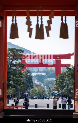 Il Santuario Heian-Jingu Grand Torii si vede attraverso la porta Outemmon di Heian Jingu, che mostra il significato culturale e architettonico di Kyoto, Giappone Foto Stock