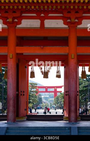 Il Santuario Heian-Jingu Grand Torii si vede attraverso la porta Outemmon di Heian Jingu, che mostra il significato culturale e architettonico di Kyoto, Giappone Foto Stock