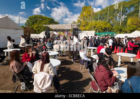 La folla si riunisce durante il festival autunnale dell'Università di Kyoto con tavoli, cibo, musica e feste, mostrando uno spirito comune e festeggiamenti Foto Stock
