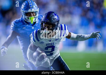 11 novembre 2023: La safety dei Duke Blue Devils Jaylen Stinson (2) torna indietro nell'intercetto contro i North Carolina Tar Heels durante il secondo quarto della partita di football ACC al Kenan Memorial Stadium di Chapel Hill, NC. (Scott Kinser/CSM) (immagine di credito: © Scott Kinser/CSM via ZUMA Press Wire) Foto Stock
