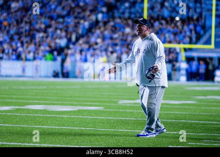 11 novembre 2023: Il capo-allenatore dei Duke Blue Devils Mike Elko reagisce alla chiamata durante il primo quarto contro i North Carolina Tar Heels nella partita di football ACC al Kenan Memorial Stadium di Chapel Hill, NC. (Scott Kinser/CSM) (immagine di credito: © Scott Kinser/CSM via ZUMA Press Wire) Foto Stock