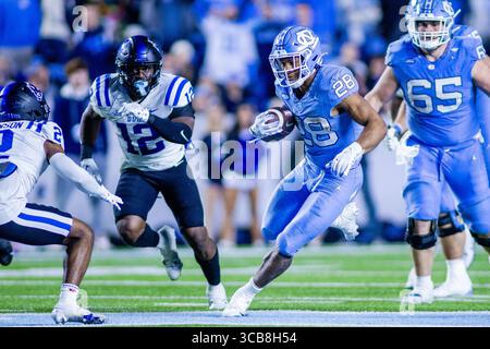 12 novembre 2023: Il running back dei North Carolina Tar Heels Omarion Hampton (28) corre per un primo down durante il quarto quarto quarto della partita di football ACC al Kenan Memorial Stadium di Chapel Hill, North Carolina. (Scott Kinser/CSM) (immagine di credito: © Scott Kinser/CSM via ZUMA Press Wire) Foto Stock