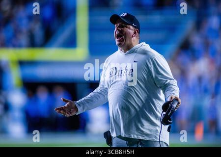 11 novembre 2023: Il capo-allenatore dei Duke Blue Devils Mike Elko reagisce alla chiamata durante il primo quarto contro i North Carolina Tar Heels nella partita di football ACC al Kenan Memorial Stadium di Chapel Hill, NC. (Scott Kinser/CSM) (immagine di credito: © Scott Kinser/CSM via ZUMA Press Wire) Foto Stock