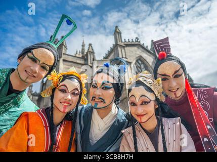 Edimburgo, Regno Unito. 7 agosto 2025. 7 agosto 2025 Edimburgo, Edinburgh Fringe Festival. L'Edinburgh Fringe è ora in pieno svolgimento e la folla si affolla al Royal Mile per sperimentare la varietà di talenti, immagini e suoni degli artisti di strada. Costumi colorati di China Focus Act, con lo spettacolo Zhuanczi's Dream PIC Credit: phil wilkinson/Alamy Live News Foto Stock
