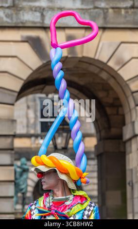 Edimburgo, Regno Unito. 7 agosto 2025. 7 agosto 2025 Edimburgo, Edinburgh Fringe Festival. L'Edinburgh Fringe è ora in pieno svolgimento e la folla si affolla al Royal Mile per sperimentare la varietà di talenti, immagini e suoni degli artisti di strada. Scena di strada con clown e palloncini. Credito PIC: phil wilkinson/Alamy Live News Foto Stock