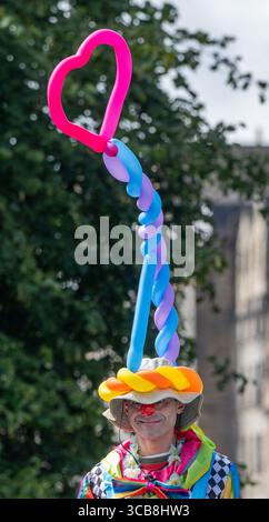 Edimburgo, Regno Unito. 7 agosto 2025. 7 agosto 2025 Edimburgo, Edinburgh Fringe Festival. L'Edinburgh Fringe è ora in pieno svolgimento e la folla si affolla al Royal Mile per sperimentare la varietà di talenti, immagini e suoni degli artisti di strada. Scena di strada con clown e palloncini. Credito PIC: phil wilkinson/Alamy Live News Foto Stock