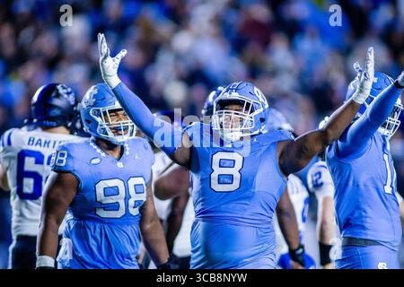 12 novembre 2023: Myles Murphy, defensive lineman dei North Carolina Tar Heels (8), celebra dopo un sack contro i Duke Blue Devils nella partita di football ACC al Kenan Memorial Stadium di Chapel Hill, North Carolina. (Scott Kinser/CSM) (immagine di credito: © Scott Kinser/CSM via ZUMA Press Wire) Foto Stock