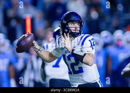 11 novembre 2023: Il quarterback dei Duke Blue Devils Grayson Loftis (12) lancia il primo down contro i North Carolina Tar Heels nella partita di football ACC al Kenan Memorial Stadium di Chapel Hill, North Carolina. (Scott Kinser/CSM) (immagine di credito: © Scott Kinser/CSM via ZUMA Press Wire) Foto Stock