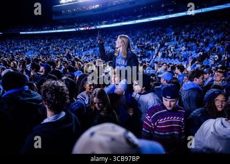 12 novembre 2023: Gli studenti dei North Carolina Tar Heels sfrecciano sul campo dopo aver sconfitto i Duke Blue Devils nella partita di football ACC al Kenan Memorial Stadium di Chapel Hill, North Carolina. (Scott Kinser/CSM) (immagine di credito: © Scott Kinser/CSM via ZUMA Press Wire) Foto Stock