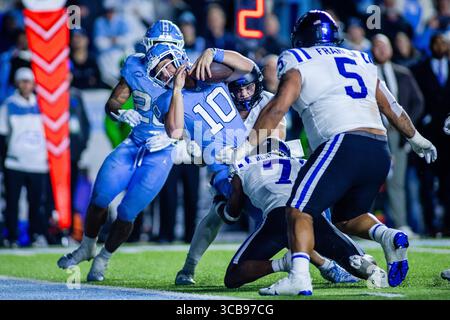 12 novembre 2023: Il quarterback dei North Carolina Tar Heels Drake Maye (10) segna al secondo tempo supplementare contro i Duke Blue Devils nella partita di football ACC al Kenan Memorial Stadium di Chapel Hill, NC. (Scott Kinser/CSM) (immagine di credito: © Scott Kinser/CSM via ZUMA Press Wire) Foto Stock
