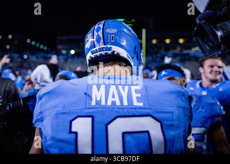 12 novembre 2023: Il quarterback dei North Carolina Tar Heels Drake Maye (10) esce dopo aver sconfitto i Duke Blue Devils nella partita di football ACC al Kenan Memorial Stadium di Chapel Hill, NC. (Scott Kinser/CSM) (immagine di credito: © Scott Kinser/CSM via ZUMA Press Wire) Foto Stock