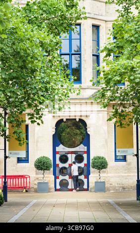Uno studente entra nella Cambridge Judge Business School e nel Simon Sainsbury Centre, sede dell'Old Addenbrooke, Università di Cambridge, Inghilterra. Foto Stock