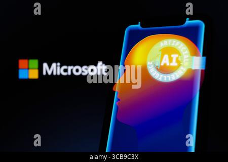 16 maggio 2023, Asuncion, Paraguay: Il logo Microsoft viene visualizzato dietro la rappresentazione visiva del cervello umano, il termine ''ai'' e le parole ''intelligenza artificiale'' visualizzate su uno smartphone. (Immagine di credito: © Andre M. Chang/ZUMA Press Wire) Foto Stock