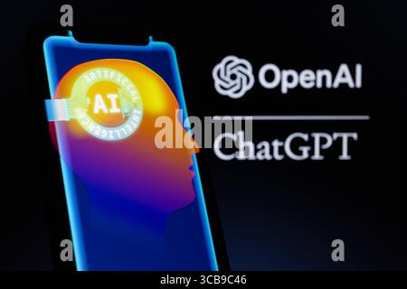 16 maggio 2023, Asuncion, Paraguay: Logo OpenAI e il nome ''ChatGPT'' visualizzato dietro la rappresentazione visiva del cervello umano, il termine ''ai'' e le parole ''intelligenza artificiale'' visualizzate su uno smartphone. (Immagine di credito: © Andre M. Chang/ZUMA Press Wire) Foto Stock