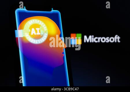 16 maggio 2023, Asuncion, Paraguay: Il logo Microsoft viene visualizzato dietro la rappresentazione visiva del cervello umano, il termine ''ai'' e le parole ''intelligenza artificiale'' visualizzate su uno smartphone. (Immagine di credito: © Andre M. Chang/ZUMA Press Wire) Foto Stock