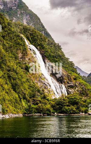 Primo piano delle cascate Lady Bowen a Milford Sound, Fiordland National Park, Southland, South Island, nuova Zelanda Foto Stock