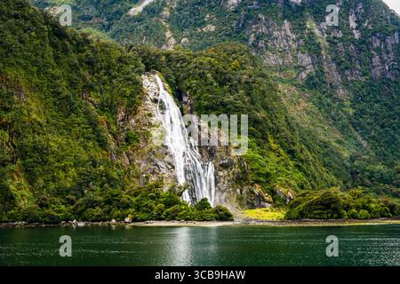 Cascate Lady Bowen e spiaggia a Milford Sound, Fiordland National Park, Southland, South Island, nuova Zelanda Foto Stock