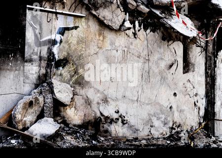 11 maggio 2023, Borodyanka, Ucraina: Un'opera d'arte di Banksy sul lato di un edificio distrutto a Borodyanka. L'opera è stata ricoperta con un pezzo di acrilico per prevenire atti vandalici o furti. (Immagine di credito: © Gabriel Romero/ZUMA Press Wire) Foto Stock