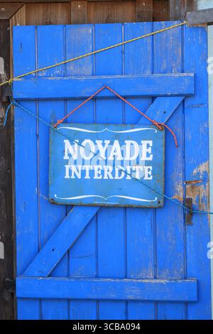 Capanna per la vendita di ostriche e ostriche nel porto di Larros a Gujan-Mestras nella baia di Arcachon, in Francia. Foto Stock