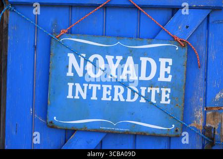 Capanna per la vendita di ostriche e ostriche nel porto di Larros a Gujan-Mestras nella baia di Arcachon, in Francia. Foto Stock