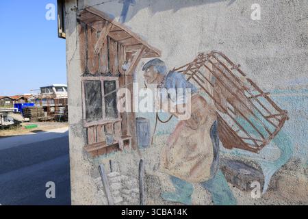 Capanna per la vendita di ostriche e ostriche nel porto di Larros a Gujan-Mestras nella baia di Arcachon, in Francia. Foto Stock