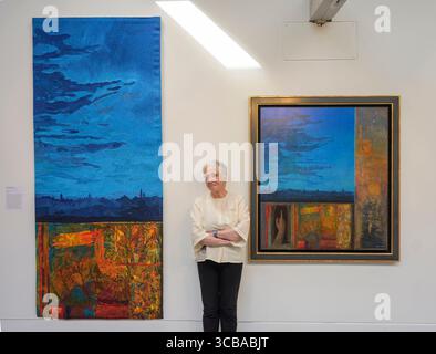 Edimburgo, Regno Unito. 7 agosto 2025. Victoria Crowe: Superfici mobili ai Dovecot Studios aperto fino all'11 ottobre 2025, parte dell'Edinburgh Art Festival. Esplora le collaborazioni tessili tra Crowe e lo studio di arazzi di fama mondiale che dura 15 anni. Nella foto con Richer Twilight, Venice (2019). Foto: phil wilkinson/Alamy Live News Foto Stock