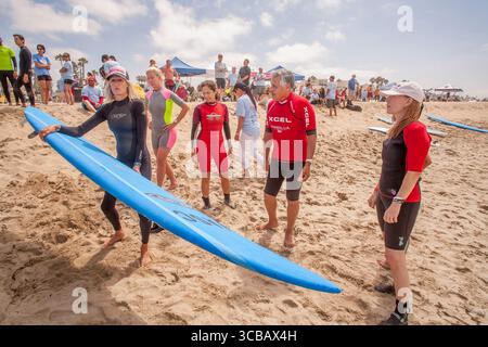 16 luglio 2016, Huntington Beach: Grazie per il suo servizio militare, un veterano (centro) riceve una lezione di surf gratuita da un istruttore femminile dell'Oceano Pacifico a Huntington Beach, CA. (Credito immagine: © Spencer Grant/ZUMA Press Wire) Foto Stock