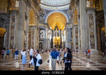 Italia, Lazio, Roma, città del Vaticano, interno della Basilica di San Pietro, navata Foto Stock