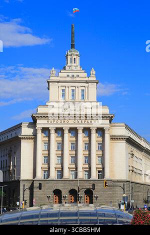 Bulgaria, Sofia, Piazza Sofia, Casa del Partito (inaugurata nel 1955 ed ex sede del Partito Comunista Bulgaro) ora un annesso dell'Assemblea Nazionale Foto Stock