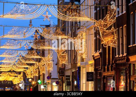 Paesi Bassi, Amsterdam, canali meridionali, Utrechtsestraat, decorazioni natalizie di Blachere Illumination Foto Stock