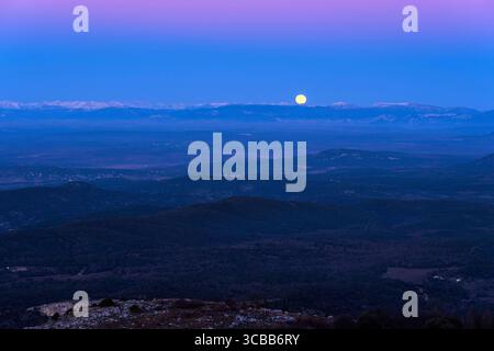 Francia, Bouches du Rhone, Pays d'Aix, Grand Site Sainte Victoire, Sainte Victoire, PIC des Mouches, luna piena che si innalza sulle Alpi Foto Stock