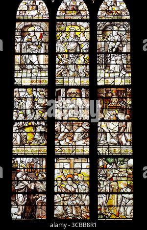 Francia, Aube, Birenne le Chateau, chiesa situata sulla Route du Vitrail (la strada delle vetrate colorate), chiesa di San Paolo e San Pietro costruita tra il XII e il XIX secolo, vetrate colorate in grisaille realizzate da un maestro vetraio di Troyes nel XVI secolo chiamate la vita di Gesù Cristo che rappresenta dal basso verso l'alto e da sinistra verso destra San Giovanni e Maria Jacobe, il Lamentazione di Cristo, l'apparizione a Maria Maddalena, la trasfigurazione di Cristo, la cena con Simone, San Pietro, Vergine Maria, San Giovanni, cherubini e Putti Foto Stock