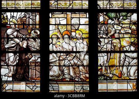 Francia, Aube, Birenne le Chateau, chiesa situata sulla Route du Vitrail (la strada delle vetrate colorate), chiesa di San Paolo e San Pietro costruita tra il XII e il XIX secolo, vetrate colorate in grisaille realizzate da un maestro vetraio di Troyes nel XVI secolo chiamato la vita di Gesù Cristo che rappresenta dal basso verso l'alto e da sinistra verso destra San Giovanni e Maria Jacobe, il Lamentazione di Cristo, l'apparizione a Maria Maddalena Foto Stock