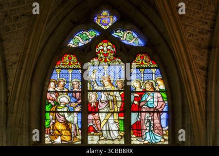 Francia, Aube, Birenne le Chateau, chiesa situata sulla Route du Vitrail (la strada delle vetrate colorate), chiesa di San Paolo e San Pietro costruita tra il XII e il XIX secolo, vetrate colorate realizzate nel XIX secolo che rappresentano Gesù dando a San Pietro le chiavi del regno dei cieli Foto Stock