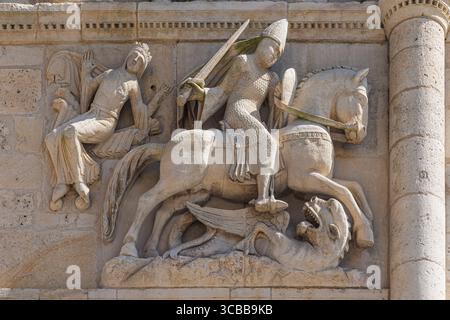 Francia, Charente, Angouleme, cattedrale di St Pierre, scultura della facciata che rappresenta San Giorgio che uccide il drago Foto Stock